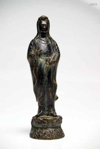 GuanyinBronzeChina19th ctH: 20 cmStanding Guanyin on lotus base holding a vase in the left hand to
