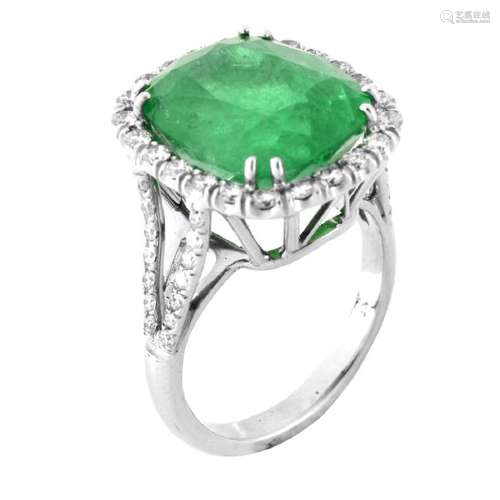 9.0ct Colombian Emerald and 18K Ring