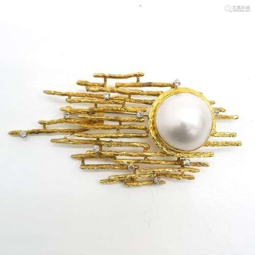 A Ladies 14KG Brooch Set with Large Mabe Pearl