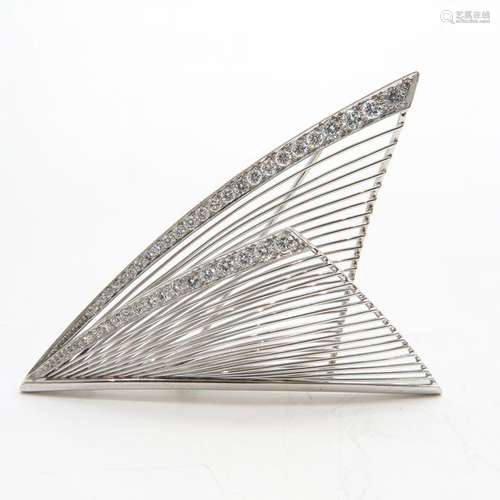 A 14KWG Ladies Diamond Brooch