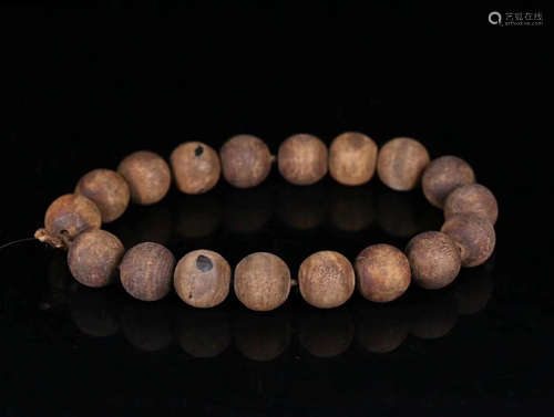 A CHENXIANG WOOD 18 BEADS STRING BRACELET