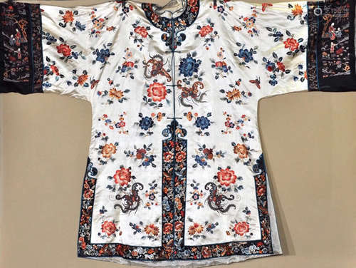 A FLORAL DESIGN EMBROIDERY FEMALE CLOTHES