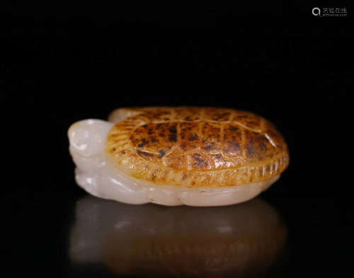 A HETIAN JADE CARVED TURTLE SHAPED PENDANT