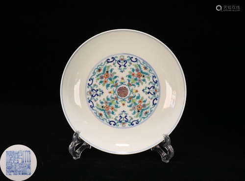 A DOUCAI FLORAL PATTERN SHOU PLATE