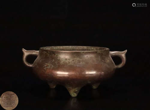 A DOUBLE-EAR TRIPOD COPPER CENSER