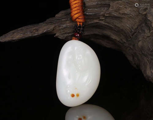 A HETIAN JADE CARVED GUANYIN DESIGN PENDANT