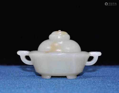 A WHITE JADE DOUBLE-EAR CENSER