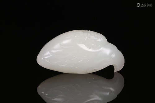 A HETIAN JADE EAGLE-HEAD SHAPED PENDANT