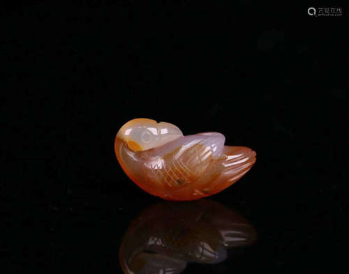 AN AGATE GOOSE SHAPED PENDANT