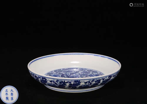 A BLUE AND WHITE FLORAL PATTERN PLATE