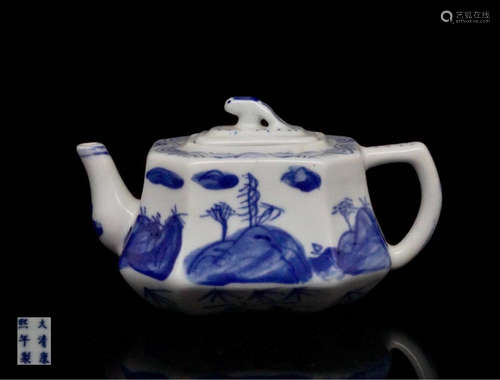 A BLUE AND WHITE PORCELAIN TEAPOT