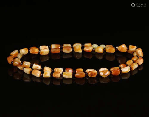 AN AMBER BEADS STRING BRACELET