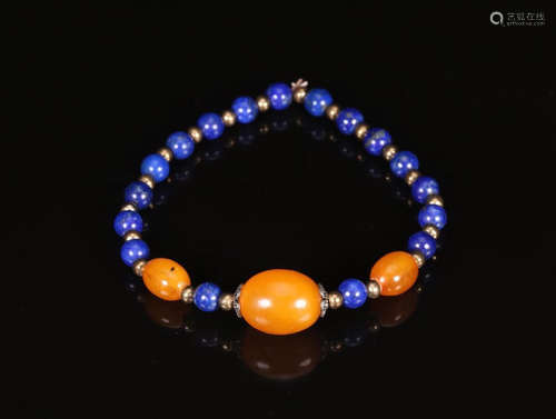 A MILA AMBER AND LAPIS LAZULI BEADS BRACELET