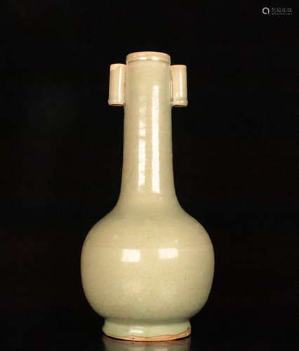 A LONGQUAN CELADON DOUBLE-EAR VASE