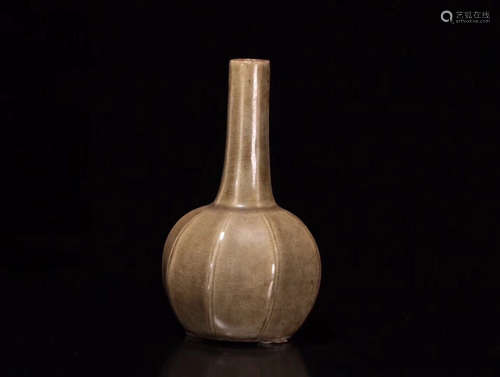 A YUEYAO STYLE CELADON OCTAGON VASE