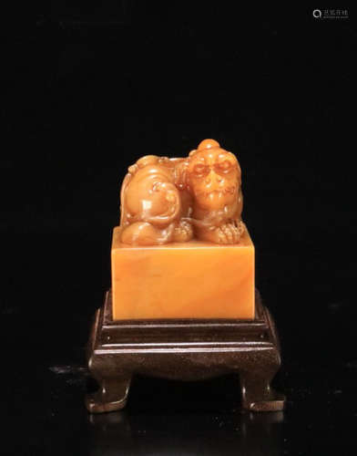 A TIANHUANG STONE BEAST SHAPED SEAL