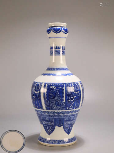 A BLUE AND WHITE GARLIC-HEAD VASE