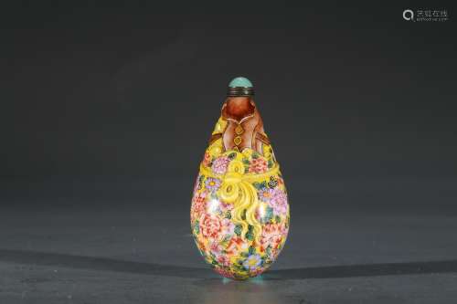 AN ENAMELLED FAMILLE ROSE 'FLOWERS' SNUFF BOTTLE