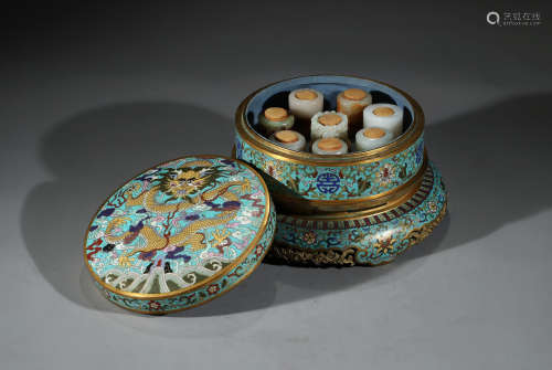 A GROUP OF EIGHT JADE ARCHER'S RINGS WITH CLOISONNE ENAMEL 'DRAGON' BOX