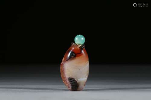 AN AGATE CARVED FISH SNUFF BOTTLE
