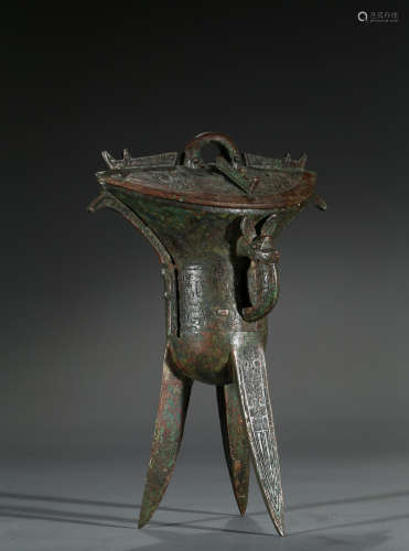 AN ARCHAISTIC BRONZE TAOTIE JUE VESSEL WITH COVER