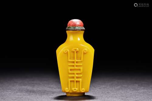 A YELLOW GLASS 'SHOU' SNUFF BOTTLE