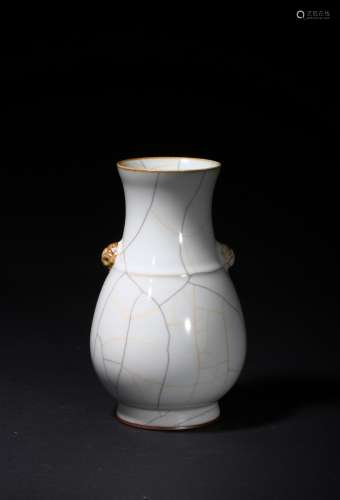 A GUAN-TYPE CRACKLE VASE