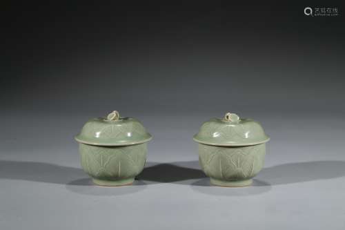 A PAIR OF LONGQUAN CELADON CUPS WITH COVER
