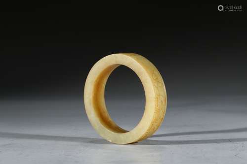 A YELLOW JADE CARVED 'INSCRIBED' RING