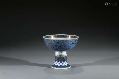 A BLUE AND WHITE GILT PAINTED 'DRAGON' STEM CUP