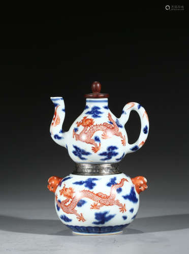 AN UNDERGLAZE RED DRAGON BLUE AND WHITE DOUBLE GOURD EWER