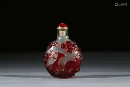 A RED OVERLAY 'THREE RAMS' SNUFF BOTTLE