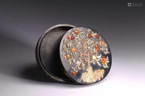 A BLACK LACQUER AGATE INLAID 'PEACH' CIRCULAR BOX