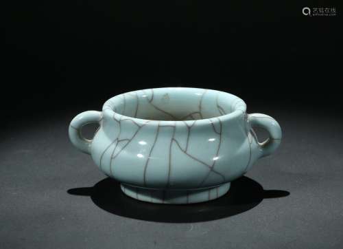 A CELADON GLAZED GE-TYPE CENSER