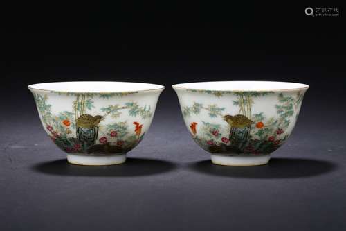 A PAIR OF FAMILLE-ROSE 'FLOWER AND BIRD' BOWLS