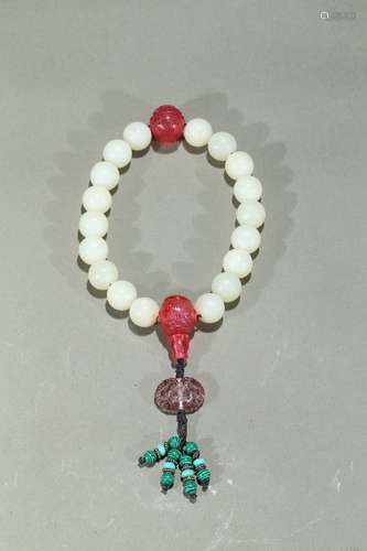 A WHITE JADE AND MALACHITE BRACELET