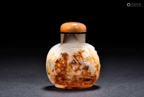 A CARVED CAMEO AGATE SNUFF BOTTLE