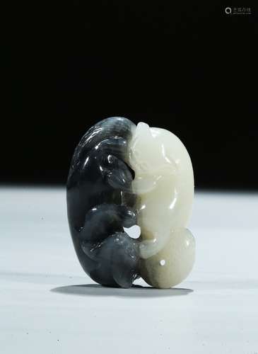 A WHITE AND BLACK JADE CARVING OF TWO CATS