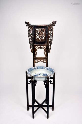 A SET OF A BLUE AND WHITE WASHBASIN AND A WOOD STAND