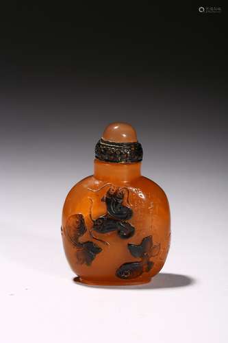 A CARVED AGATE SNUFF BOTTLE