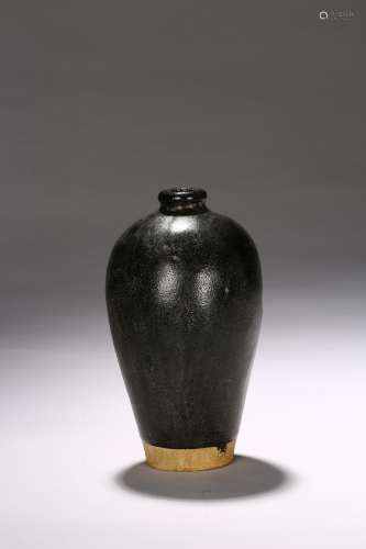 A BLACK GLAZED VASE MEIPING