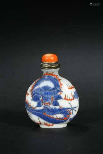 A BLUE AND WHITE AND CORAL RED 'DRAGON' SNUFF BOTTLE