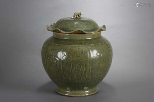 A LONGQUAN CELADON JAR WITH COVER