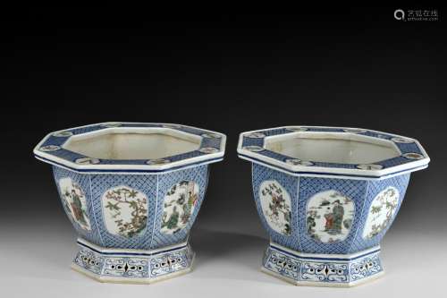 A PAIR OF BLUE AND WHITE AND FAMILLE ROSE PLANTERS