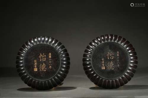 A PAIR OF WOOD CHRYSANTHEMUM PETAL PATTERN BOXES