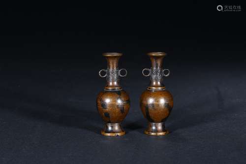 A PAIR OF SMALL BRONZE INCENSE HOLDERS