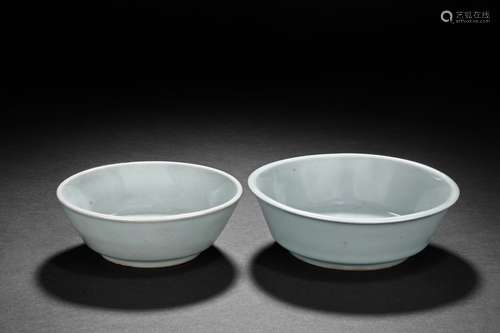 A PAIR OF CELADON GLAZED BOWLS