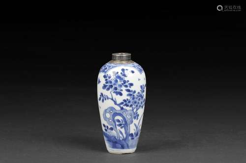 A BLUE AND WHITE 'FLOWERS' SMALL VASE