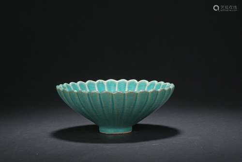 A CELADON GLAZED CHRYSANTHEMUM BOWL