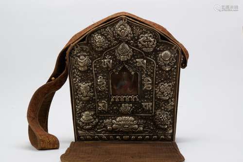 A COPPER TIBETAN TRAVELING SHRINE GAU BOX